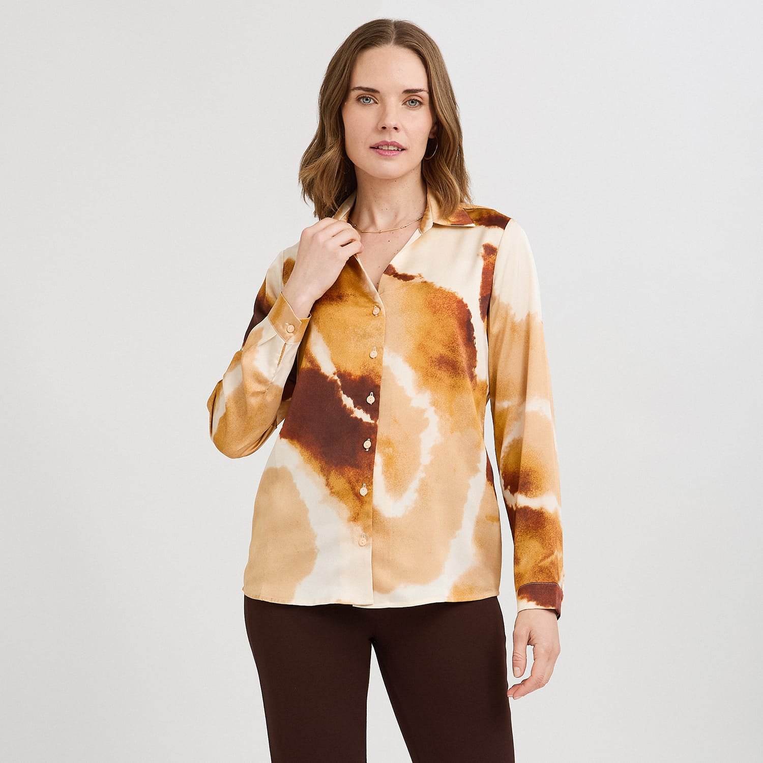 Blusa Manga Larga de Satin con Botones Estampada Terracota